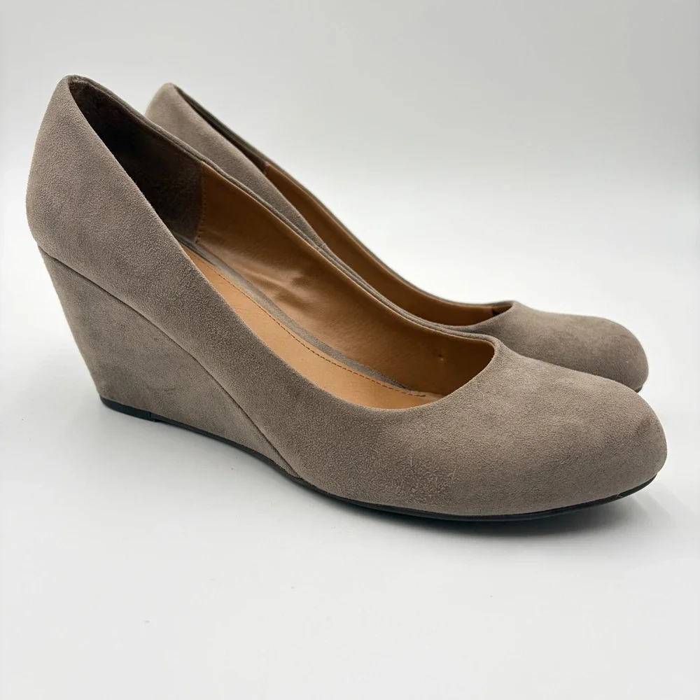 CL by Laundry NNC-007 Taupe Faux Suede Wedge Pumps Womens Size 9 Round Toe Shoes